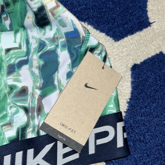 Nike Pro Women's Dri-FIT bra - Picture 4 of 7